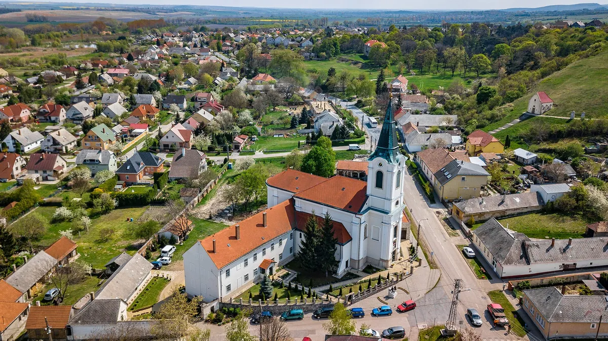 Magyarok nagyasszonya: a bodajki Segítő Szűz Mária-kegytemplom