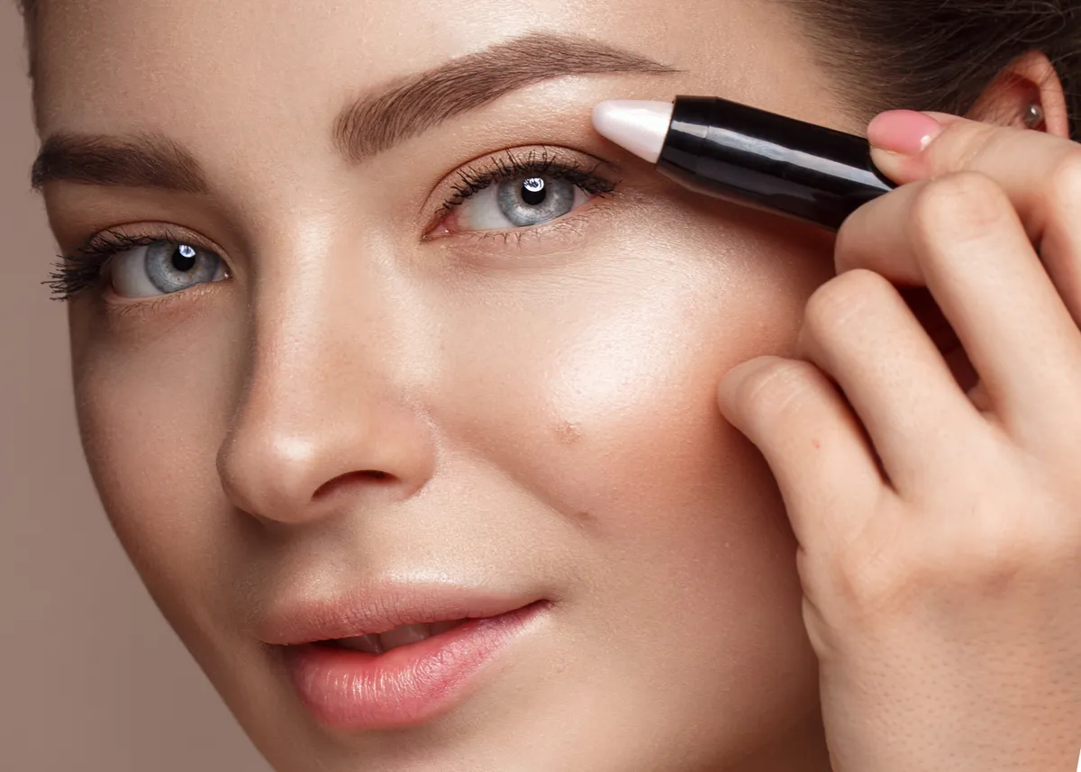 Csillogó szilveszteri smink highlighterrel