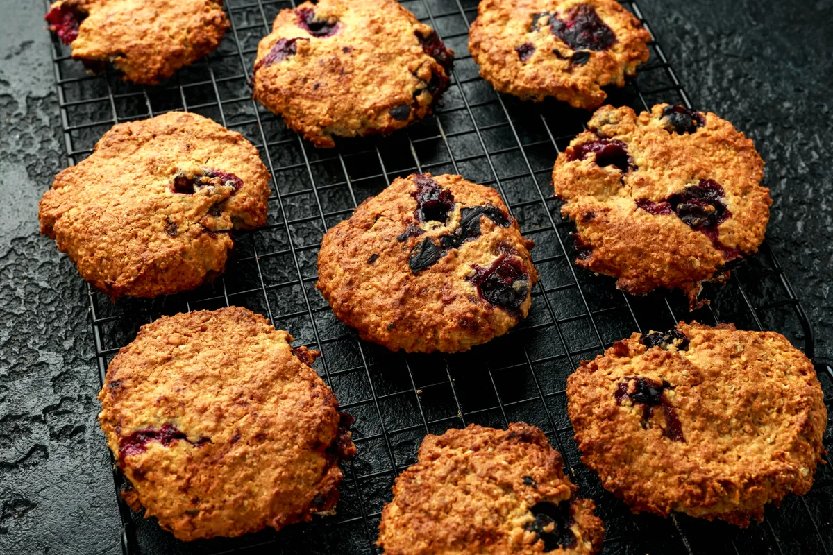 Zabpelyhes-áfonyás keksz