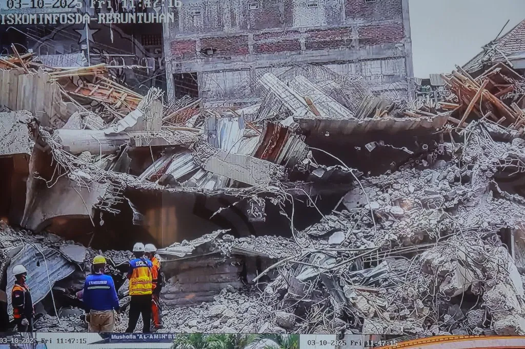 Indonesia continues to battle to rescue dozens of students at collapsed school building