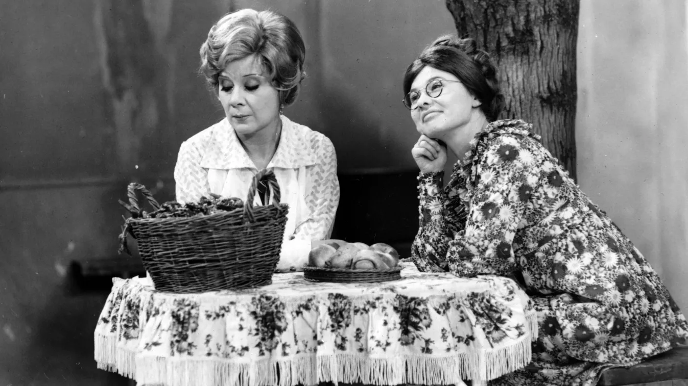 Ruttkai Éva és Töröcsik Mari egy retró kvízben szereplő, a Volt egyszer egy család című film forgatásakor 1972-ben készült fekete-fehér képen
