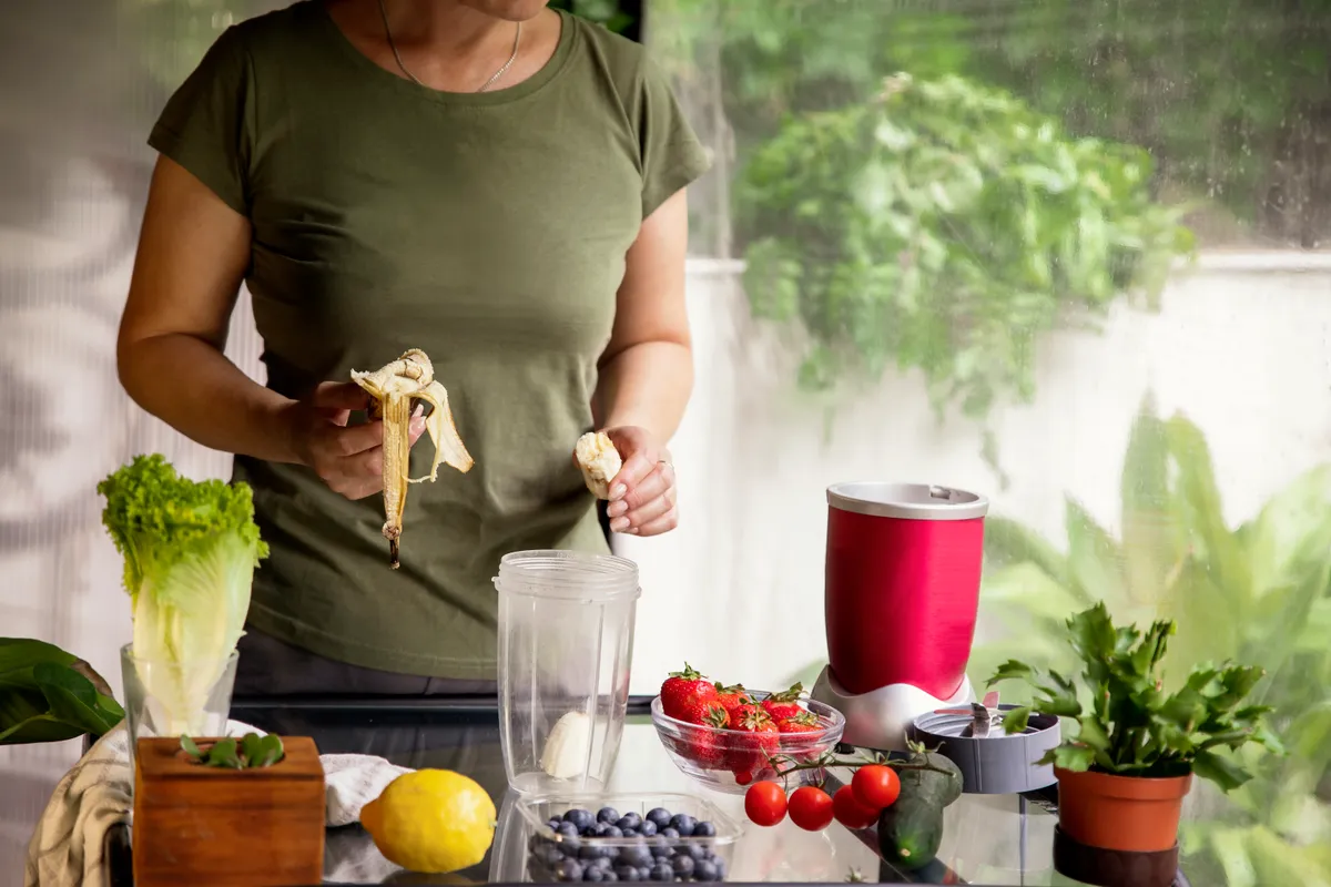 Középkorú nő, aki a menopauza miatt odafigyel az étkezésére