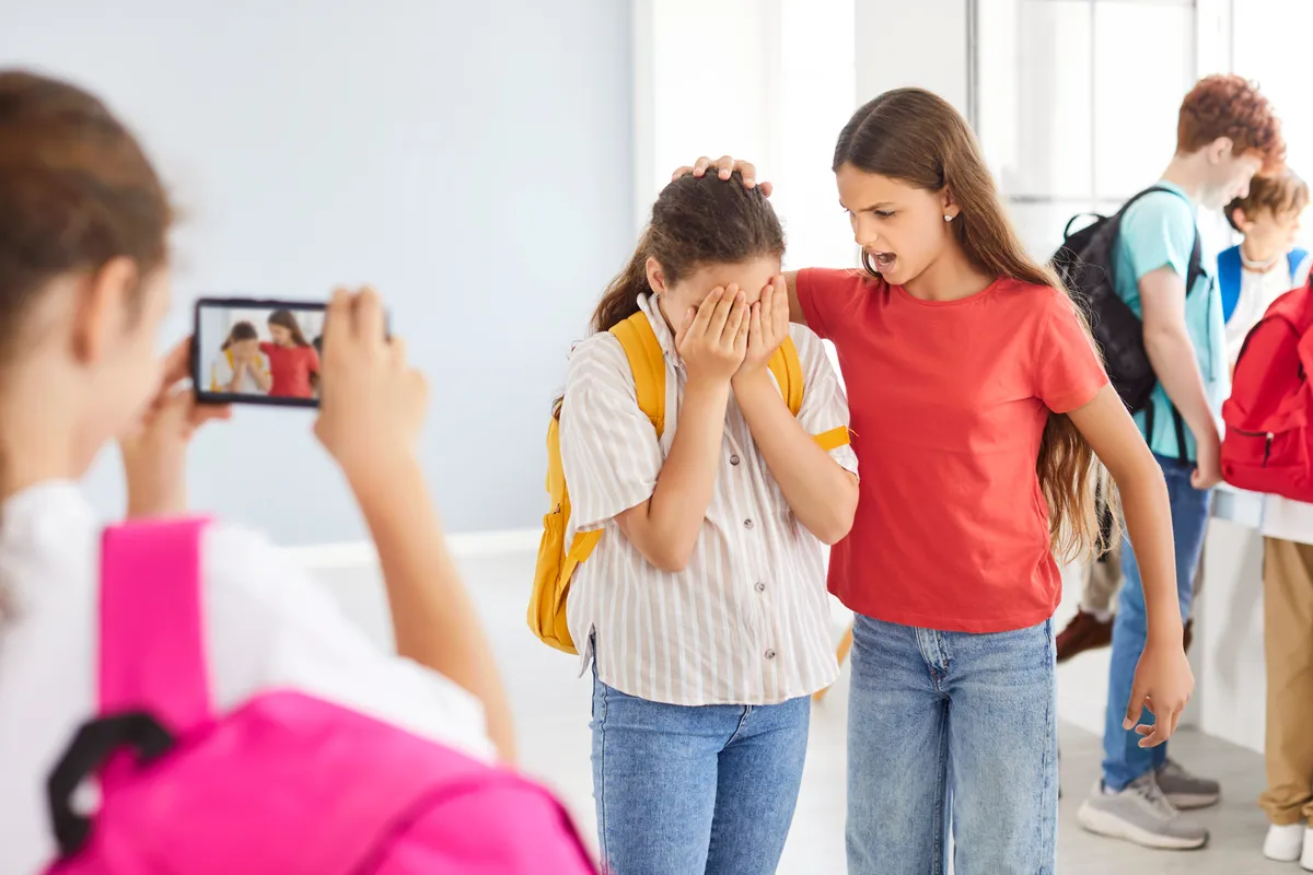Kislány zaklatása az iskolában egy csoporttársa által
