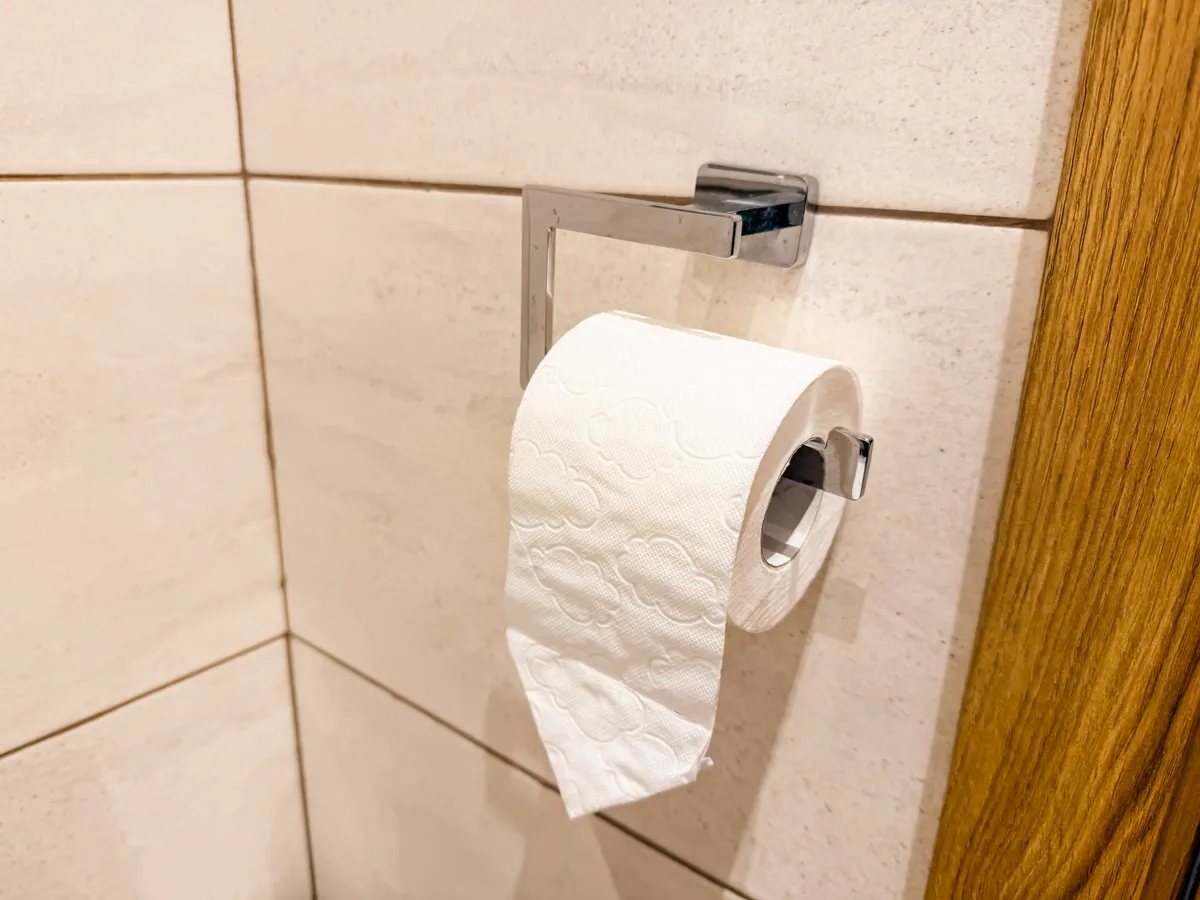 háromszögbe hajtogatott WC-papír