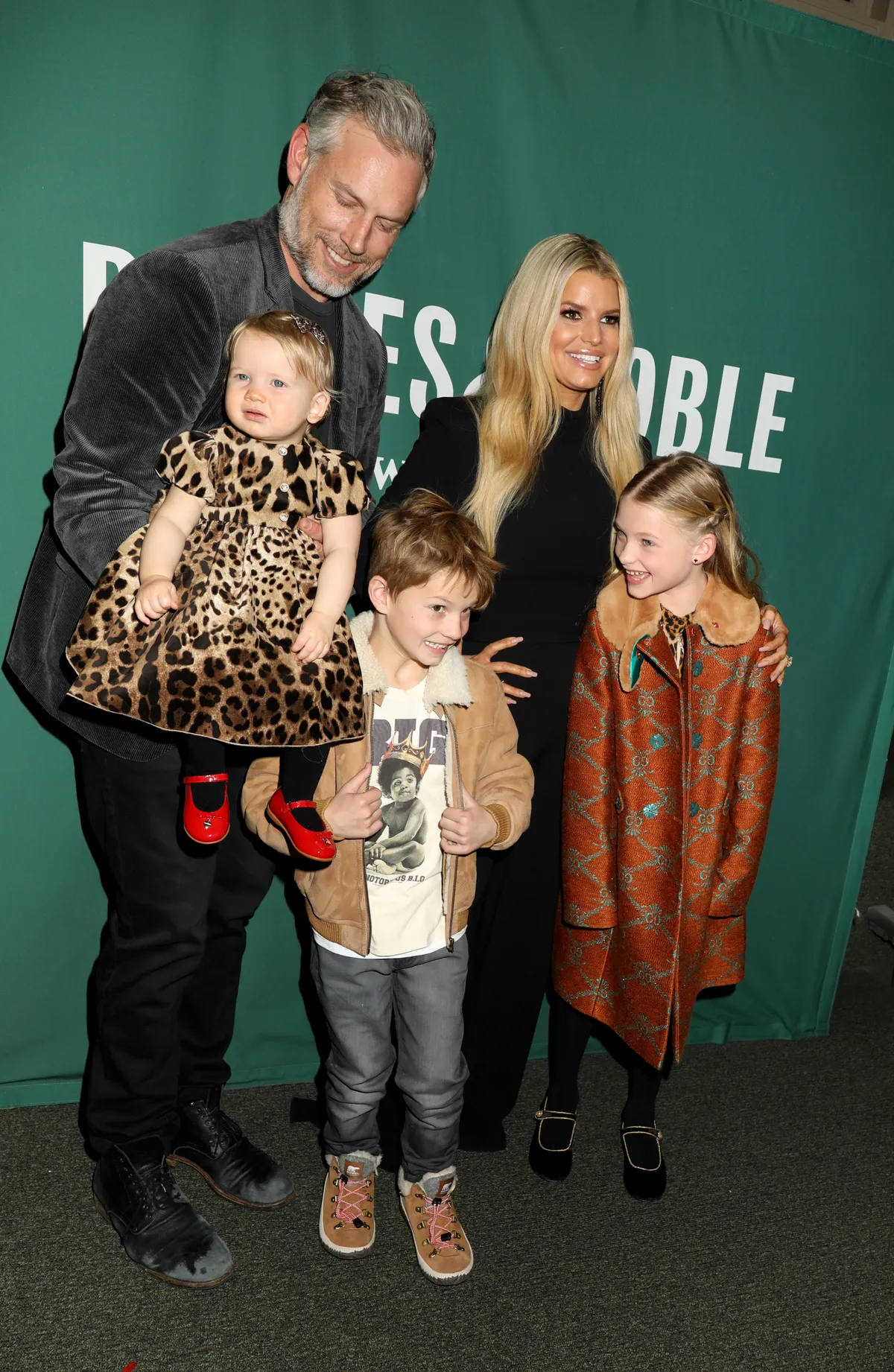Jessica Simpson és Eric Johnson minden tőlük telhetőt megtesznek, hogy a gyerekeik nyugodt körülmények között nevelkedjenek
