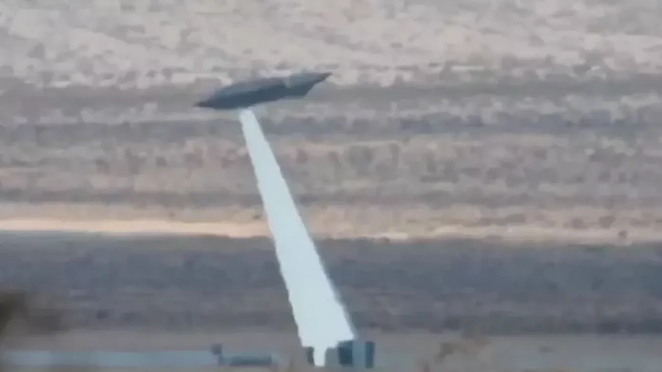 Kiderült: hatalmas UFO lebegett a sivatagban