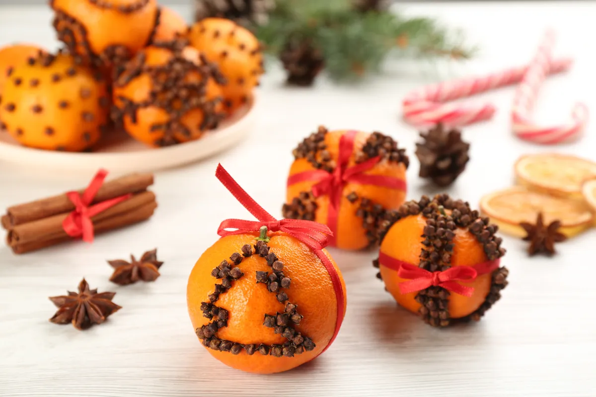 Karácsonyfadísz narancsból és szegfűszegből