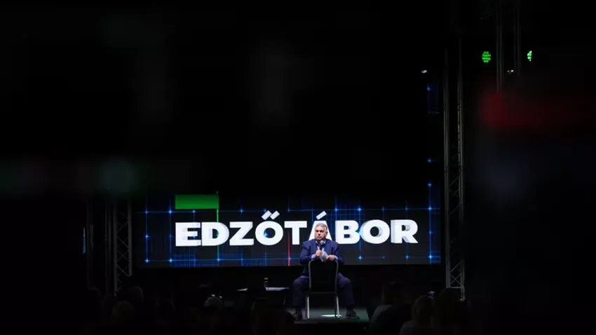 Teltház és vastaps fogadta Orbán Viktort a Harcosok klubja edzőtáborában
