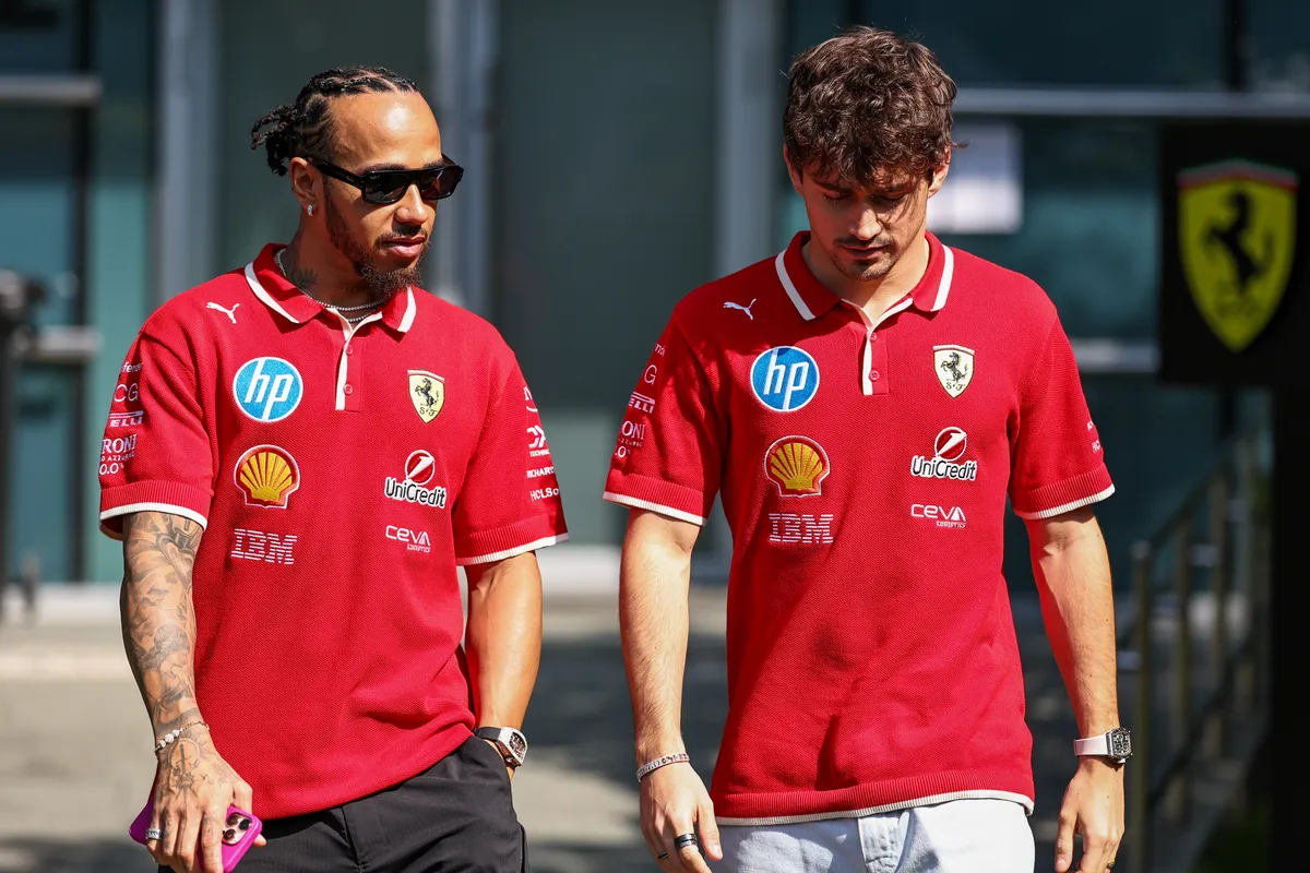Hamilton és Leclerc (jobbra): egyikük sem elégedett a Ferrarinál, de melyikük távozik előbb?