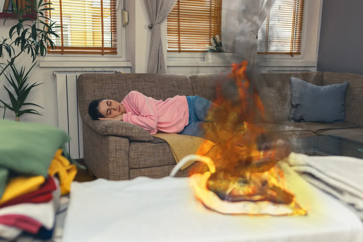 egy elfelejtett vasaló okozta lakástűz, miközben a nő békésen alszik a kanapén