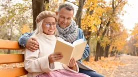 Feldobnád a megszokottá vált együttlétet? Kapj le egy csintalan olvasnivalót nagymamád könyvespolcáról