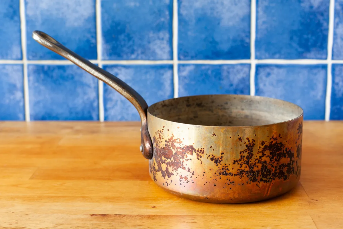 Csúnyán karcos edény.