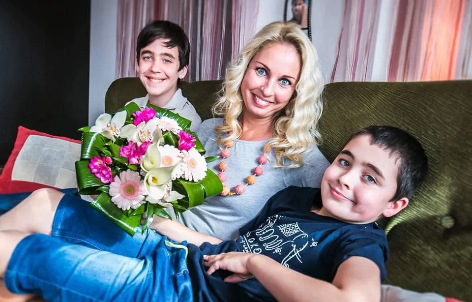 Edit két fiával: Milánnal és Álmossal. Álmosról kiskorában derült ki, hogy autista. 