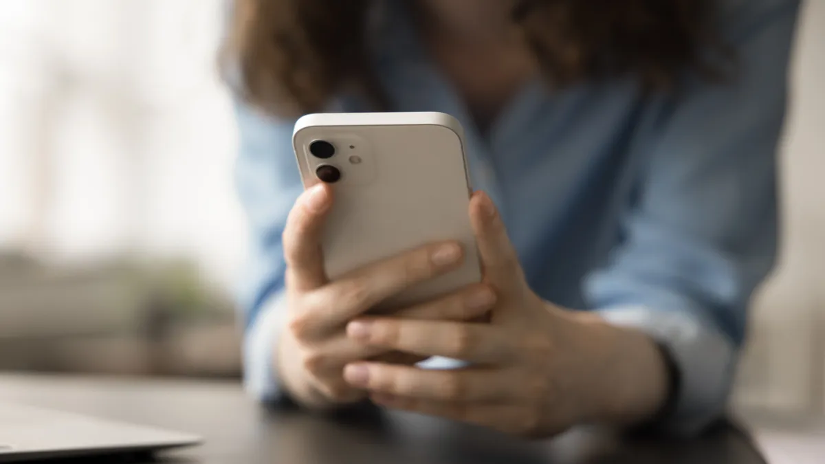 Már egy videóhívás sem biztosíték arra, hogy valóban a szeretteinkkel beszélgetünk. Az FBI figyelmeztetést adott ki: válasszunk titkos jelszót, amivel beazonosítjuk a hozzánk közel állókat