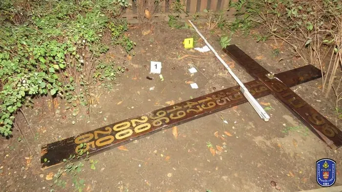 Kétméteres fakereszttel sétált ki a budai templomból a férfi - fotó