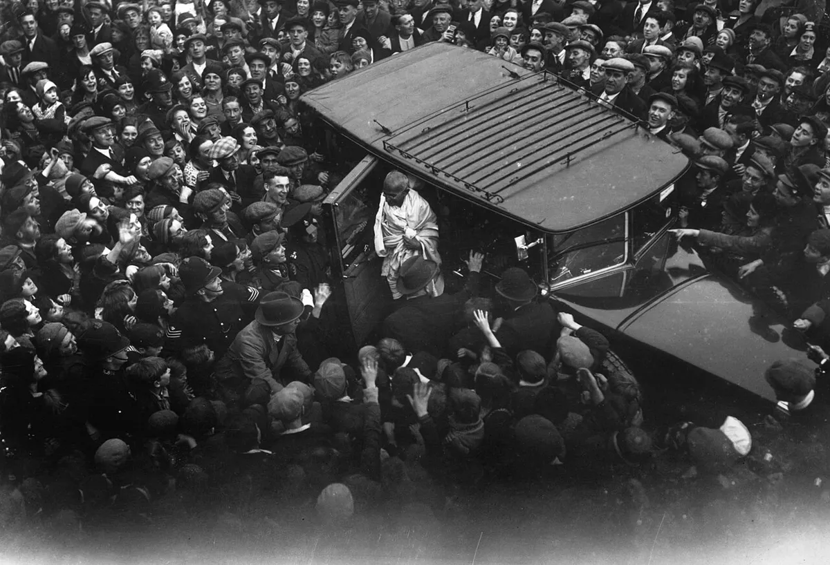 Gandhi megérkezik Londonba, ahol hatalmas tömegek várták