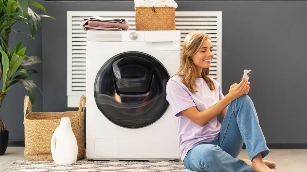 Young,Attractive,Cute,Woman,,Housekeeper,Holding,Smartphone,Using,Mobile,App