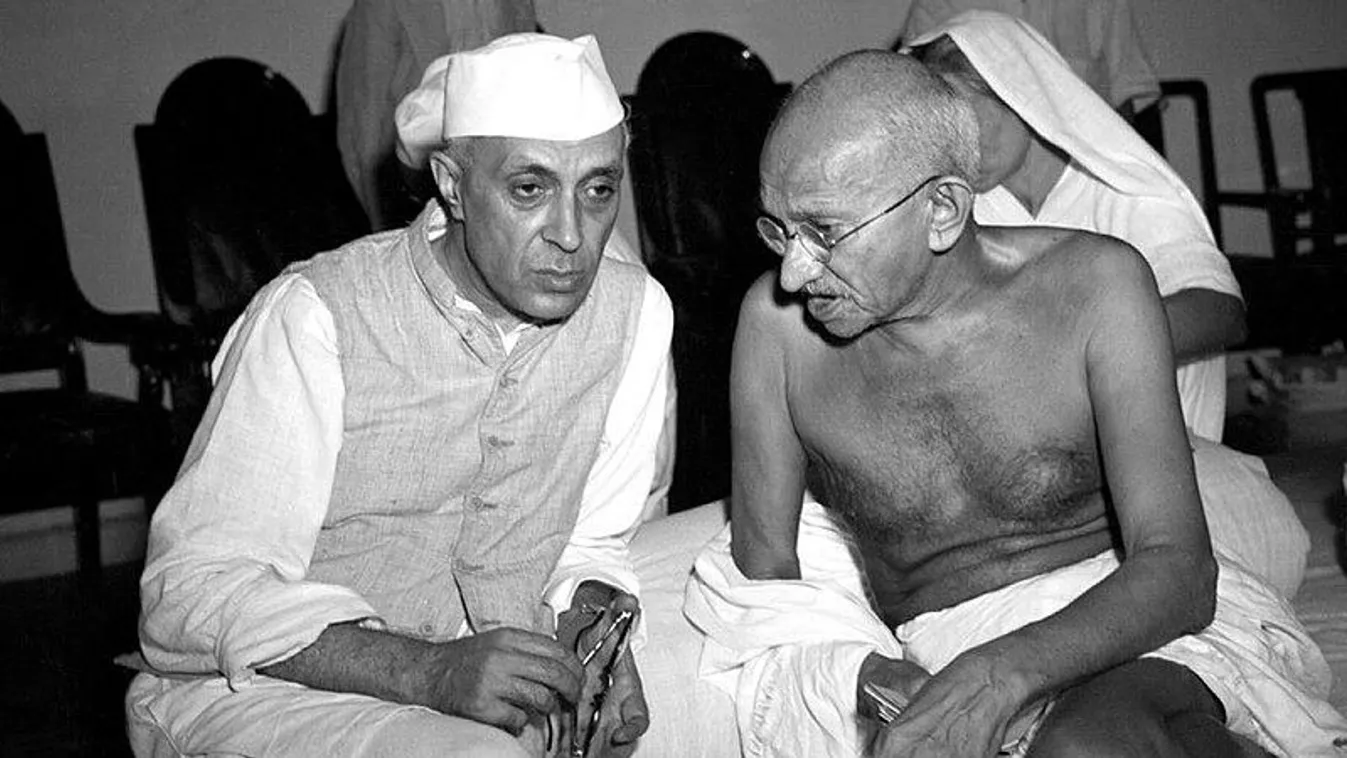 Gandhi Jawaharlal Nehruval, kijelölt politikai örökösével 1942-ben.