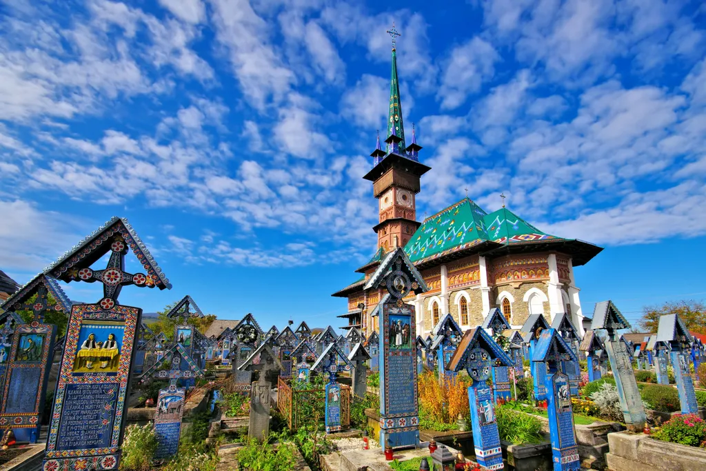 A romániai Máramarosban található Szaplonca vidám temetőjéről nevezetes. Az egységes stílusban, naiv festményekkel, vidám sírversekkel dekorált temető ma már országos turisztikai látványosság.