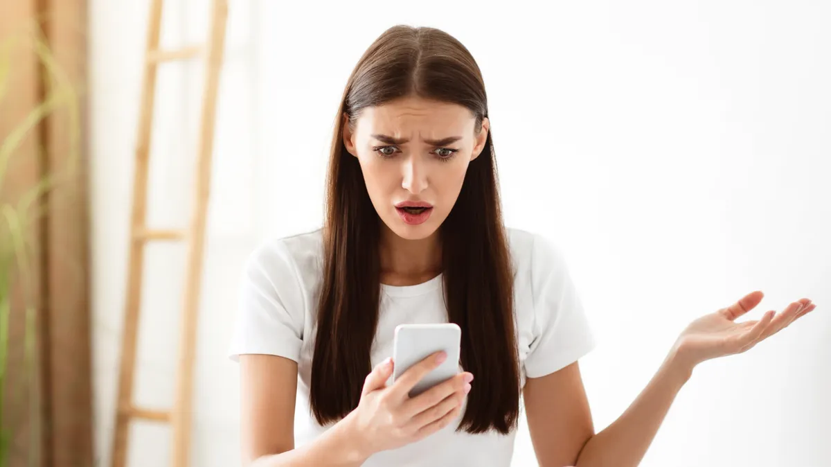 A barátja telefonján kutakodó barátnő ami óriási red flag