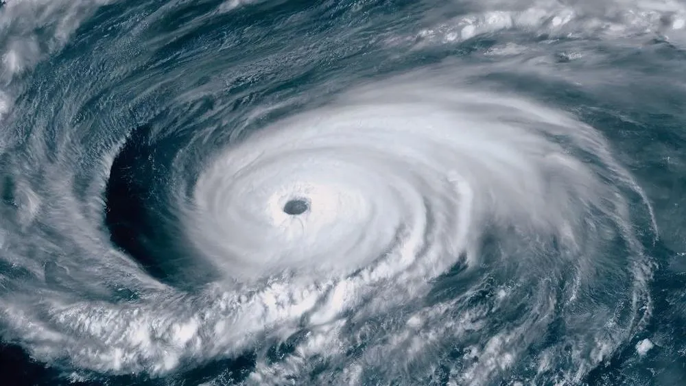 Teljesen felforgatta a fiatal pár nászútját a vihar.