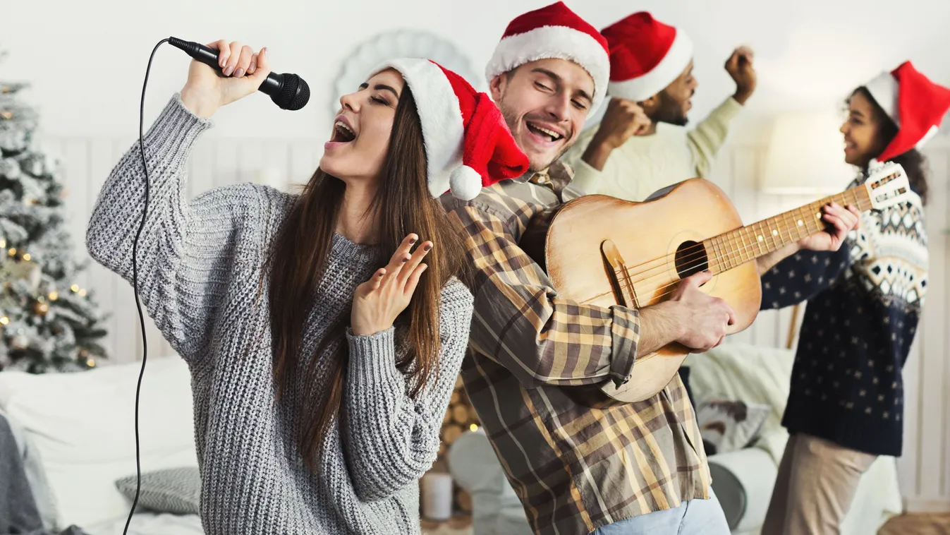 Személyiségtesztben szereplő karácsonyi slágereket előadó fiatal pár