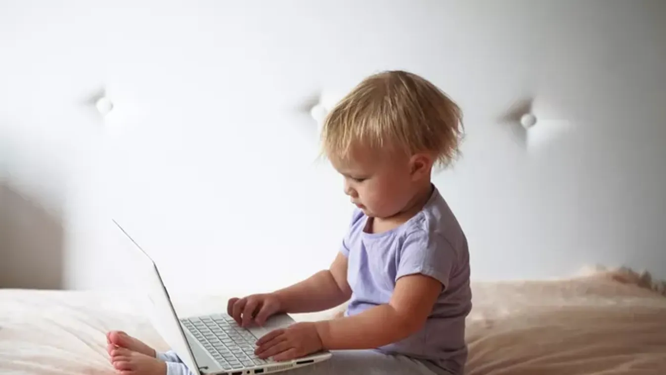 Tízből hét kisgyerek már képernyő előtt nő fel – de nem a tiltás a megoldás