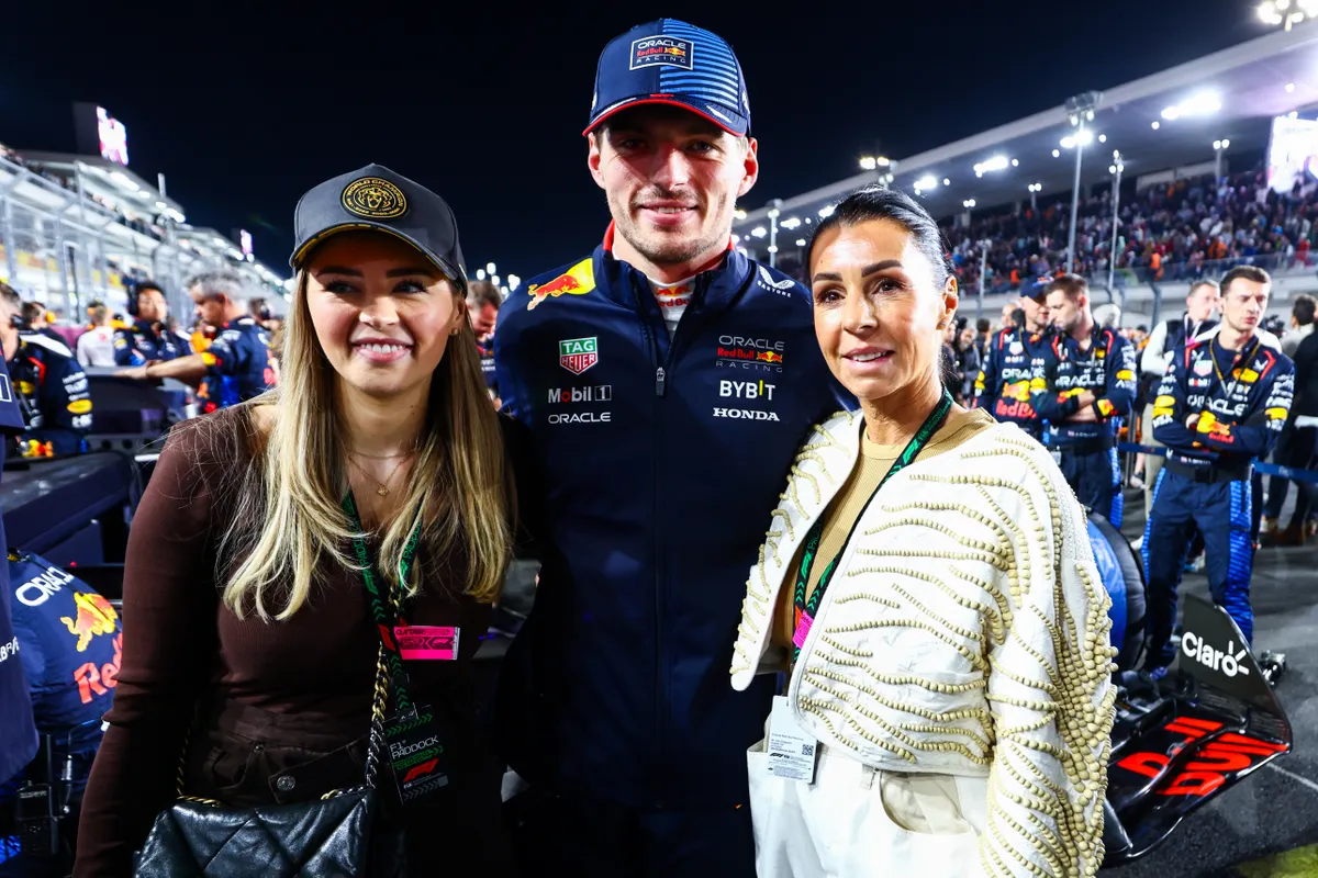 Max Verstappen a húga, Victoria Verstappen és az édesanyjuk, Sophie Kumpen között