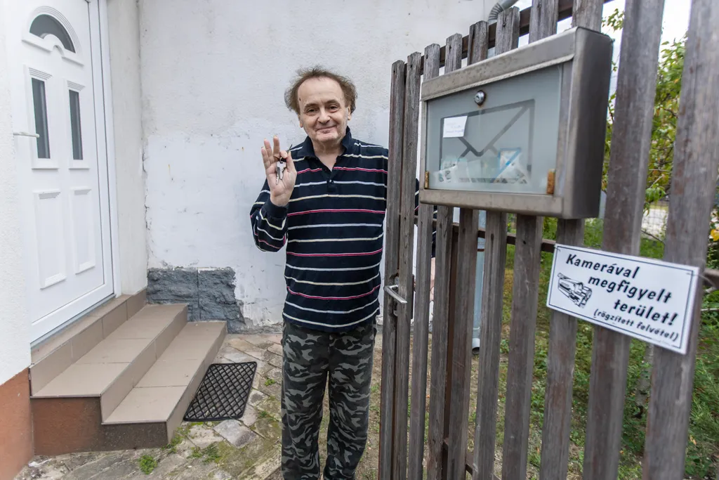 Galla Miklós lakása előtt, most rendőrök álltak: előtte boldogan várta lapunkat otthonában