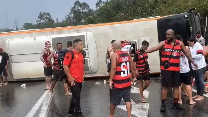Óriási a pánik, felborult egy busz, 46-an megsérültek
