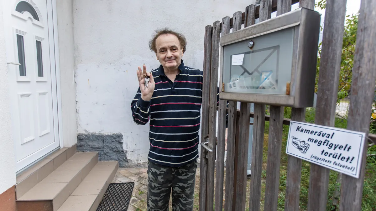 Galla Miklós házához rendőrök érkeztek