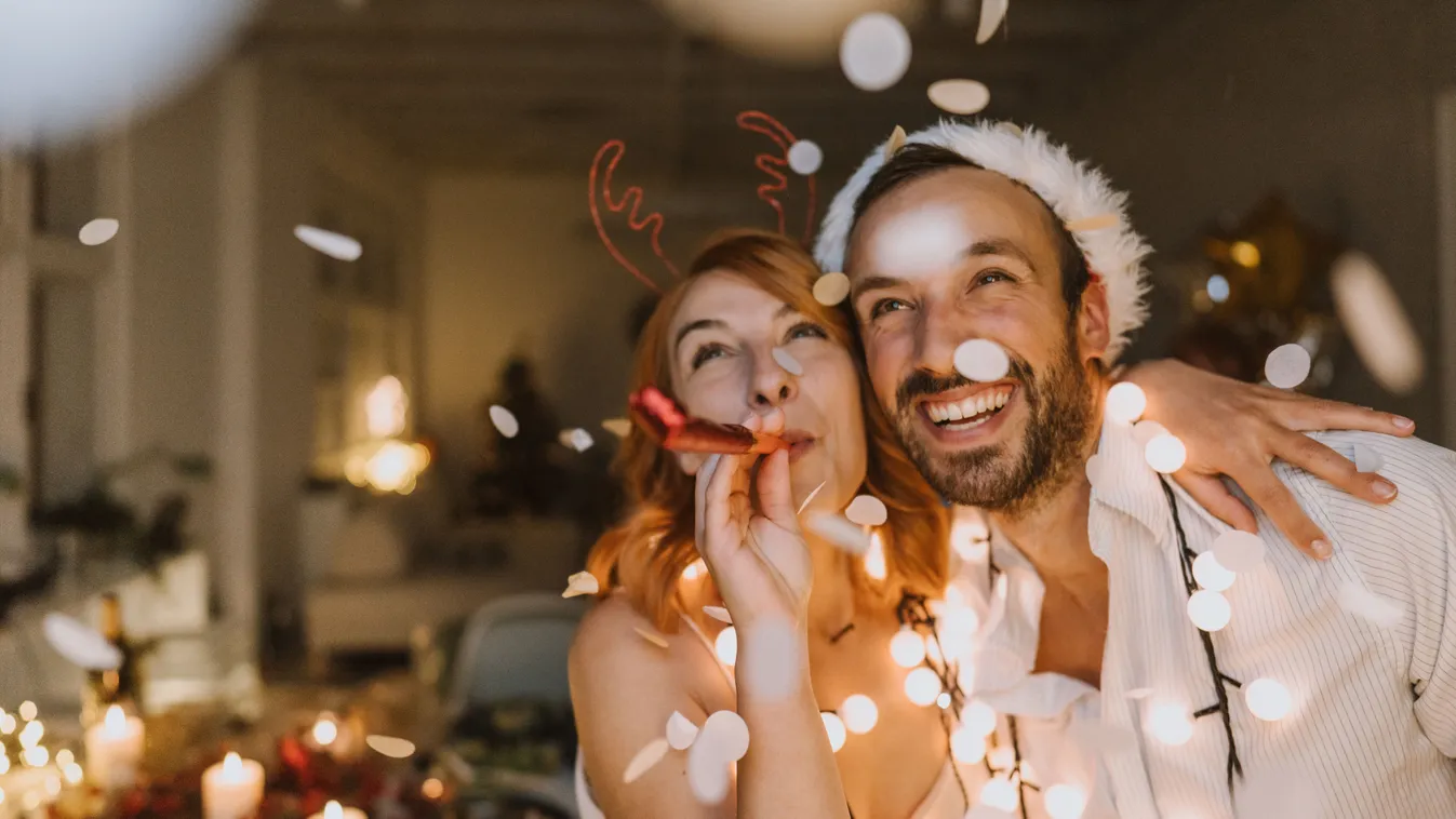 Szilveszteri házibulit tartó pár
