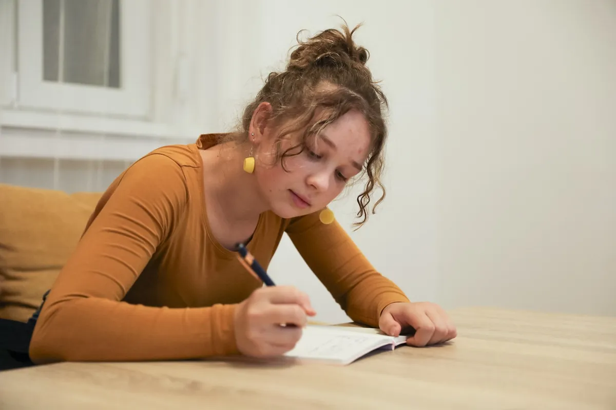 karácsonyi levelet író Mécseses önkéntes lány egy börtönbe