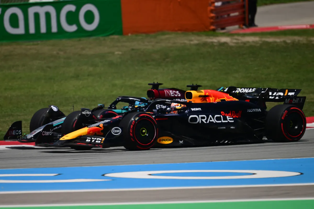 Max Verstappen és George Russel uralták a Szingapúri Nagydíjat