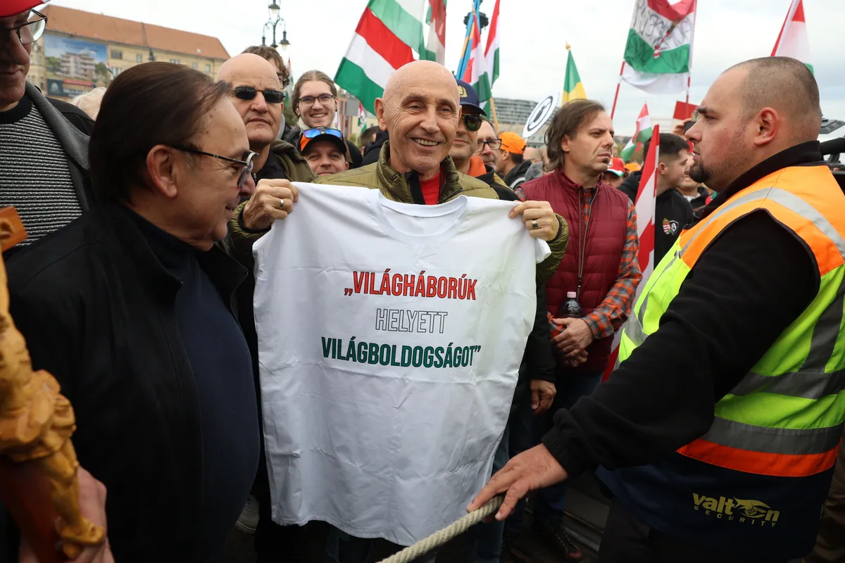 Pataky Attila és Fásy Ádám a Békemenet tagjai között 