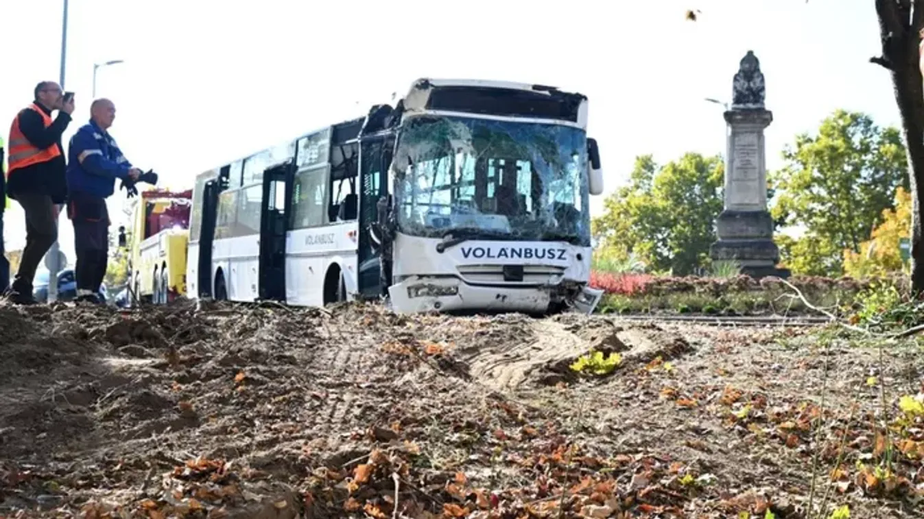 Szolnoki buszbaleset: Elszállították a gimnáziumba csapódott autóbusz roncsait