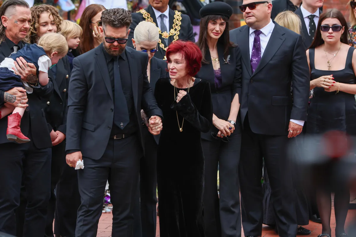 Sharon Osbourne-nak férje halála után három hónappal újabb veszteséggel kell szembenéznie