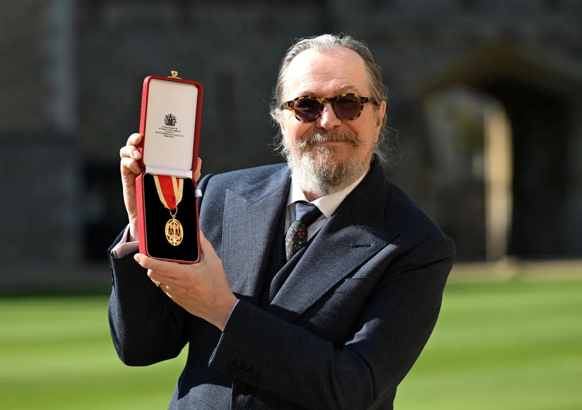Gary Oldman lovaggá ütése a windsori kastélyban 