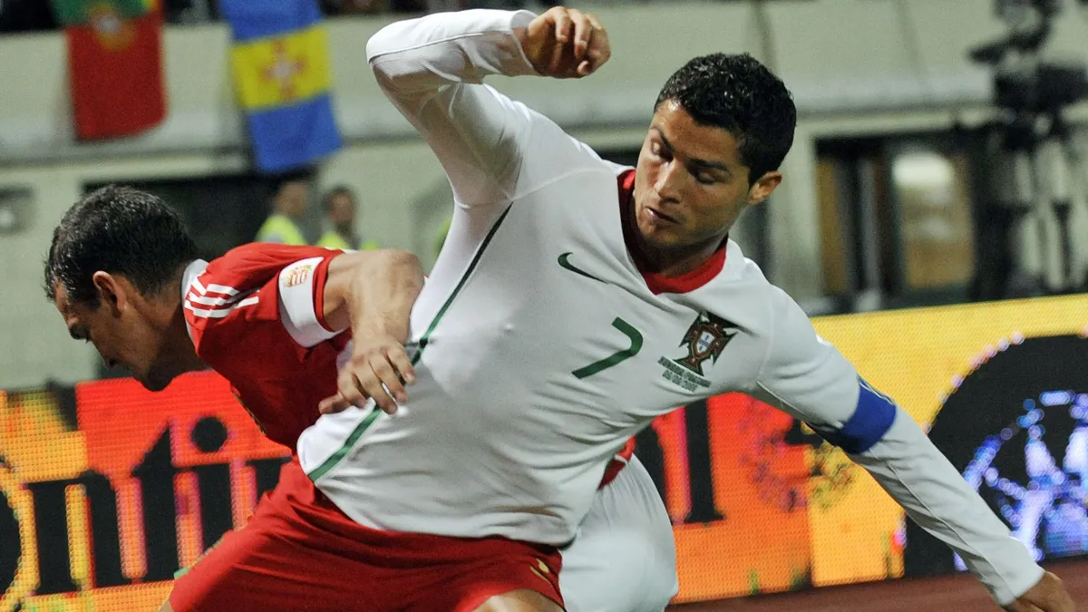 Portugália-Magyarország: Cristiano Ronaldo az első, 2009-es magyarok elleni meccsén még Juhász Rolanddal hadakozott