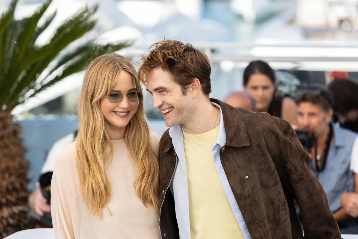 Jennifer Lawrence és Robert Pattinson imádnak közösen pletykálkodni (Fotó: Darren Brade / eyevine)