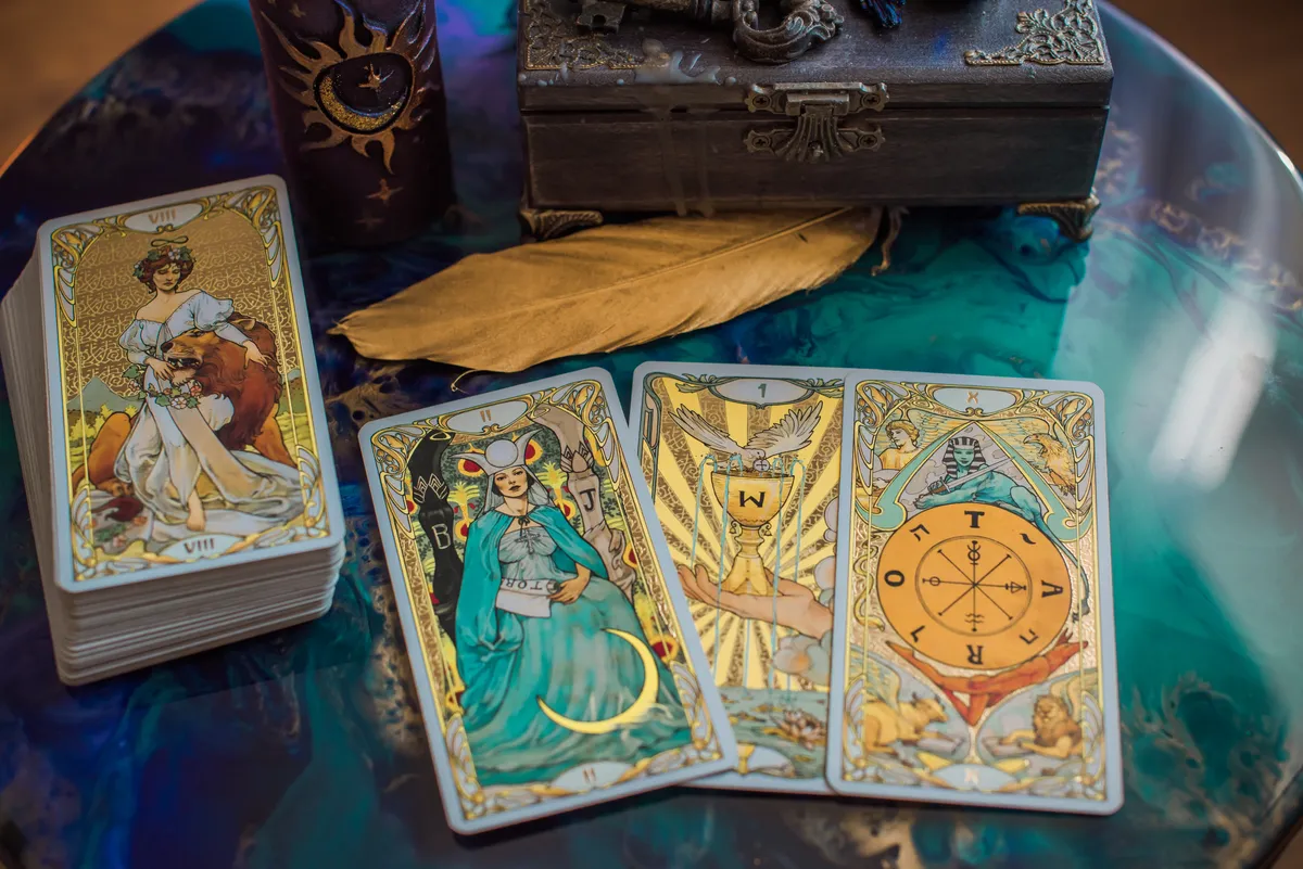 Szerelmi jóslás: tarot kártya az asztalon