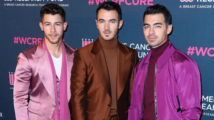 Bizarr helyzetben kapták le a Jonas Brothers sztárját