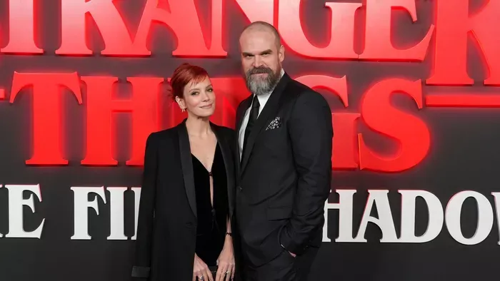 16 évvel fiatalabb kolléganőjéval lépett félre David Harbour