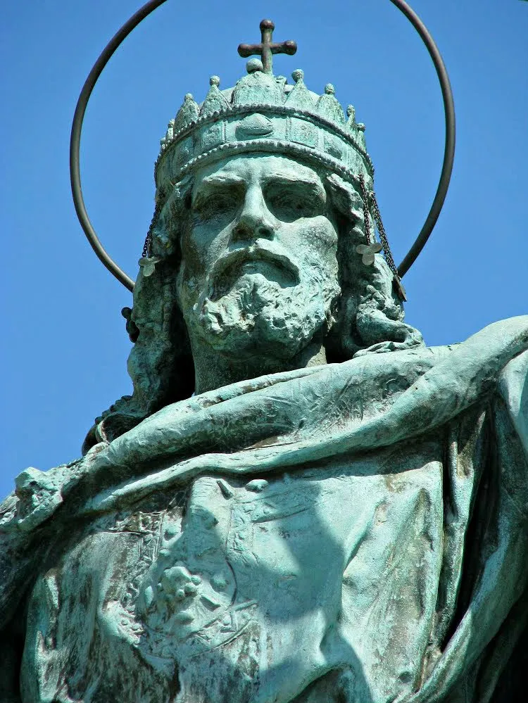 Szent István király fejszobra