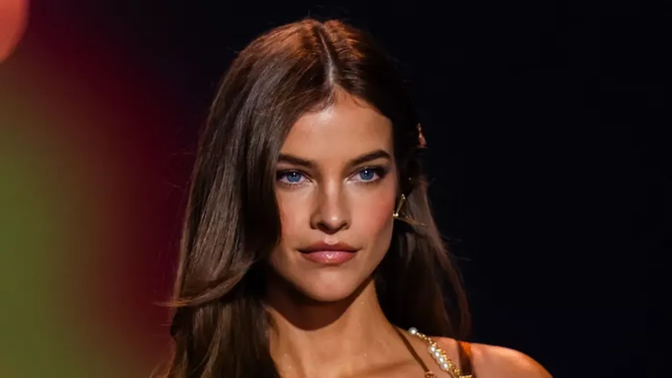Palvin Barbara áttetsző ruhában hódít