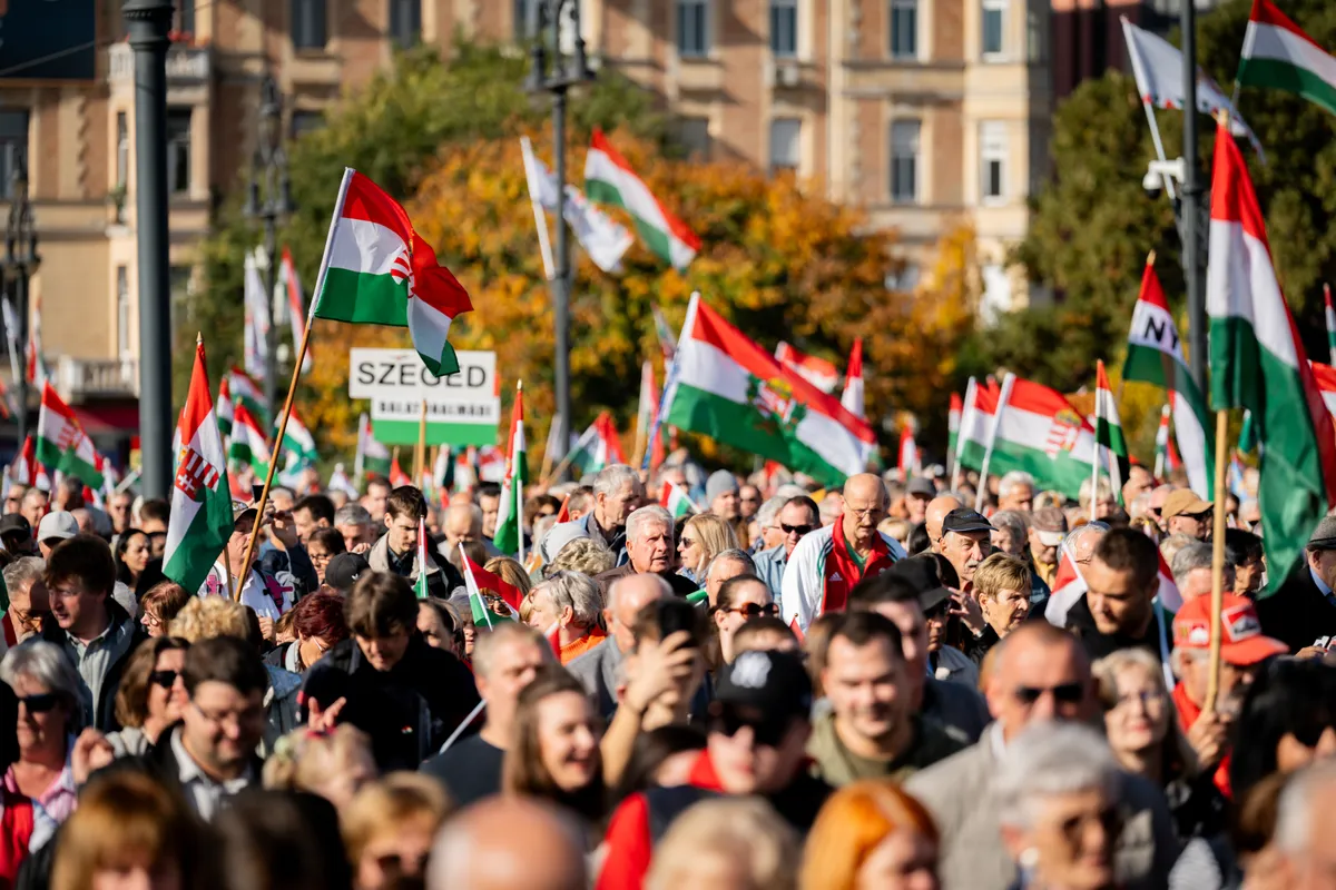 A Békemenet résztvevői zászlókkal