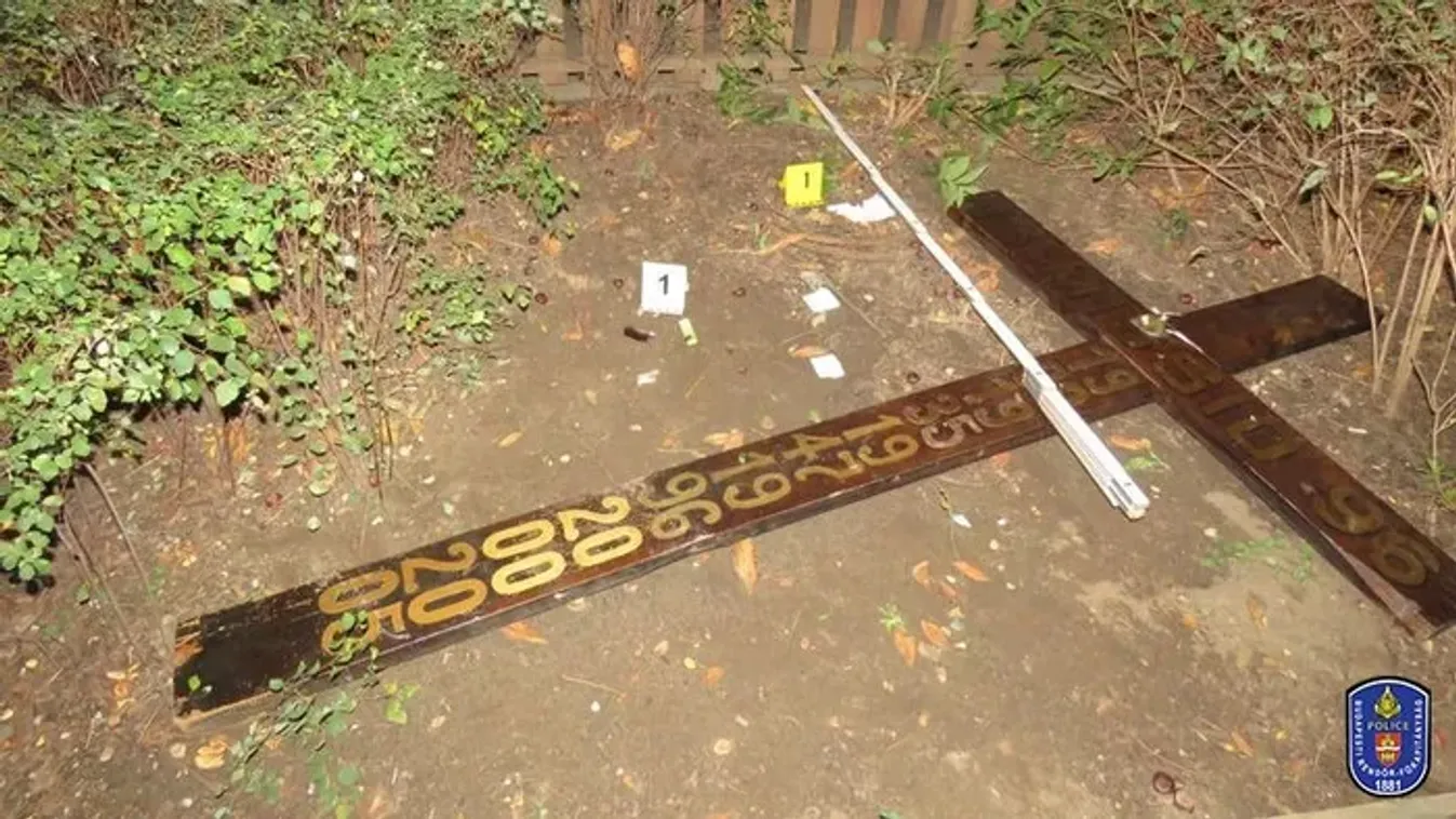 Kétméteres fakereszttel sétált ki a budai templomból a férfi - fotó