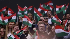 Békemenet 2025: zászlók a magasban, ameddig a szem ellát - ilyen volt a Békemenet és az október 23-i állami megemlékezés – Képekkel