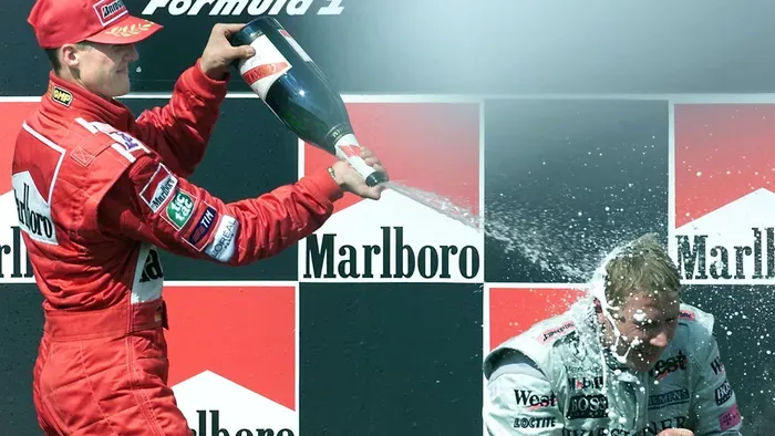 Egy lakás áráért adták el Michael Schumacher ruháját