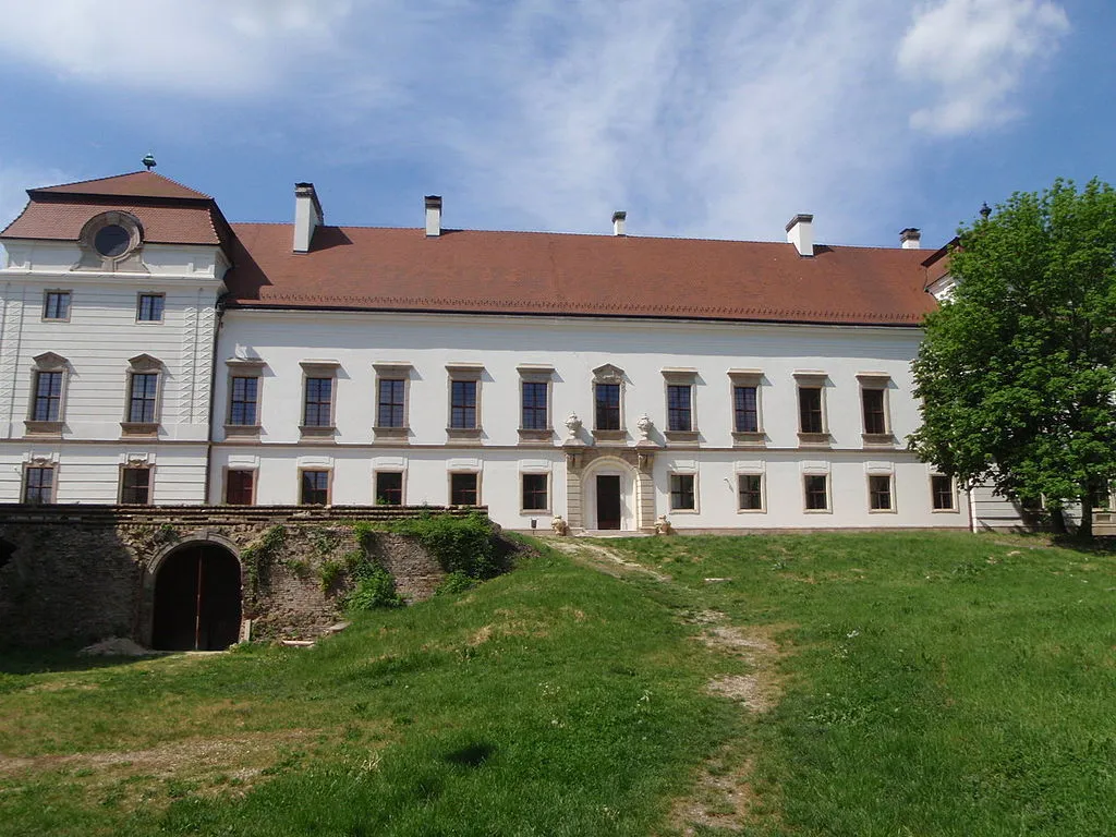 a pápai Esterházy-kastély ma hadtörténeti gyűjteménynek ad otthont